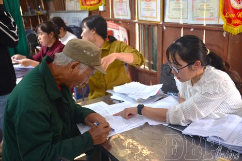 Chi trả tiền giải phóng mặt bằng cho người dân xã Sam Mứn