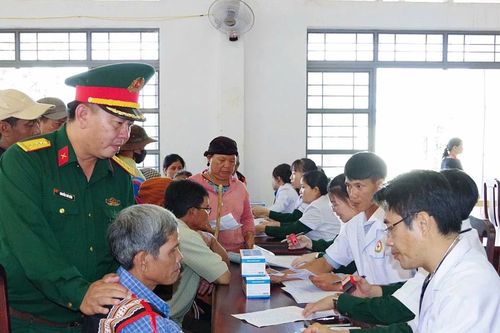 Binh đoàn 15 khám bệnh, cấp thuốc miễn phí cho người dân xã Ia Pnôn