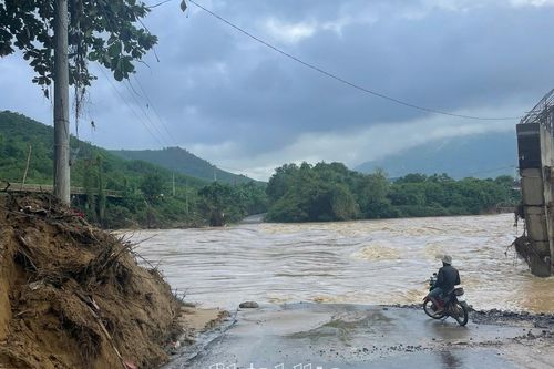 Nước sông dâng cao, gây ngập trở lại một số cầu tràn ở khu vực Khánh Vĩnh