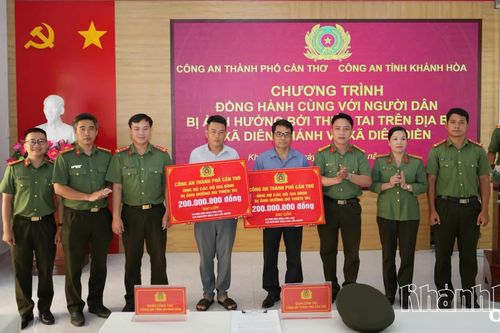 Công an TP. Cần Thơ hỗ trợ đồng bào Khánh Hòa khắc phục hậu quả mưa lũ