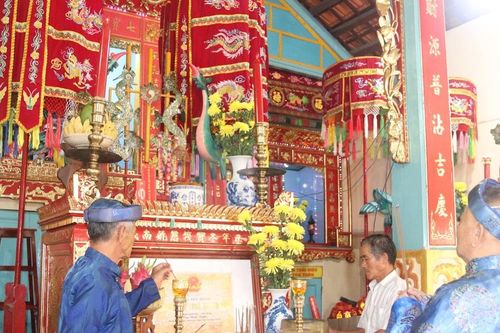 Ngôi vạn nghề cá bên dòng Cà Ty