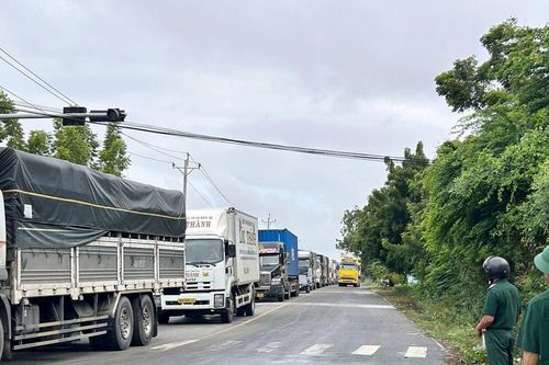 Mưa lớn gây ngập quốc lộ 1A, giao thông chuyển hướng qua đường ven biển