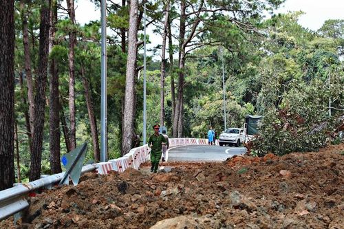 Đèo Prenn sạt lở, các phương tiện tạm ngưng lưu thông