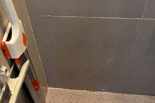 Mẹo giữ toilet kín không cửa sổ luôn khô thoáng, sạch sẽ