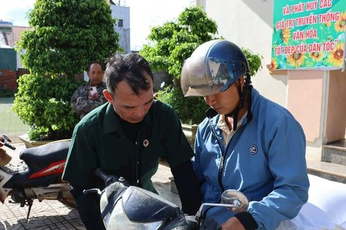 Hiệp Thạnh cấp phát hơn 33 tấn gạo hỗ trợ khẩn cấp cho hơn 500 hộ dân vùng lũ