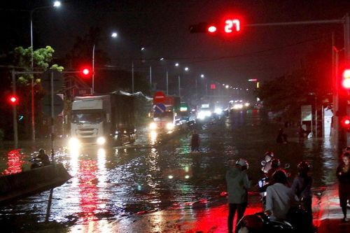 Nước lũ dâng cao gây ngập quốc lộ 1A đoạn qua phường Hàm Thắng