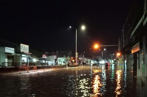 Nước dâng cao ngập sâu nhiều khu dân cư phường Hàm Thắng