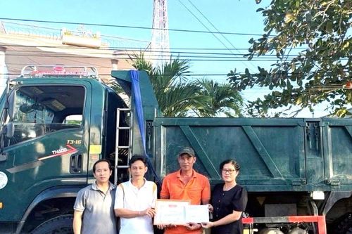 Xã Sông Lũy khen thưởng hai công dân giúp người dân vượt mưa lũ an toàn