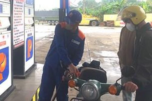 Giá xăng tăng, giá dầu giảm
