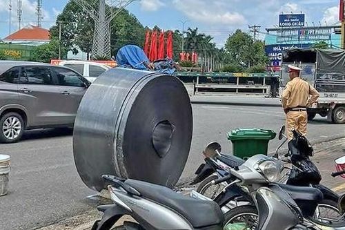 Ngăn ẩn họa từ xe chở thép cuộn cẩu thả