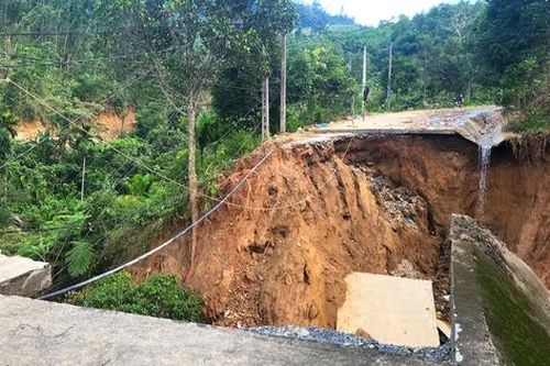 Bão lũ dồn dập gây thiệt hại nặng, Quảng Ngãi công bố tình huống khẩn cấp