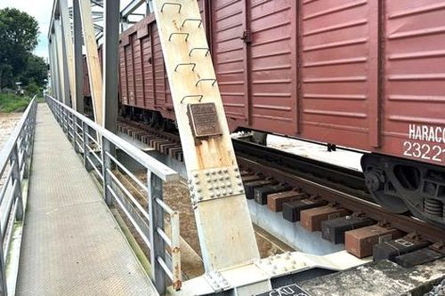 Đường sắt lại điều toa xe 200 tấn trấn giữ cầu khi nước dâng mạnh tại Lâm Đồng