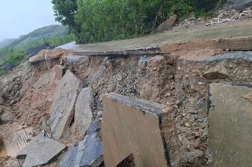 Quảng Ngãi: Mưa lớn gây sạt lở, bẻ gãy 1/2 làn đường liên xã