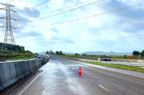 Thông xe trở lại hai tuyến cao tốc phía Nam ngay khi nước rút