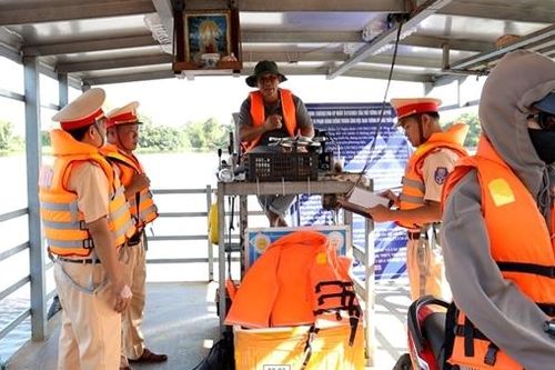 Giữ yên bình trên tuyến sông nước Vàm Cỏ Đông