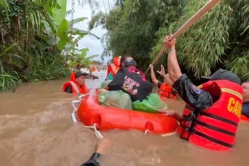 Công an Lâm Đồng xuyên đêm ngược dòng lũ dữ cứu dân