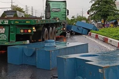 Bốn khối sắt hàng chục tấn rơi khỏi container, chạm trúng người đi xe máy trên đường