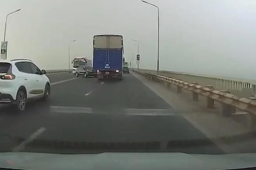 Xe tải chuyển làn ẩu gây họa cho ô tô con