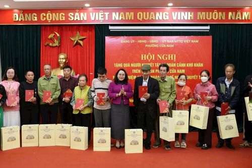 Phường Cửa Nam thăm, tặng quà người khuyết tật