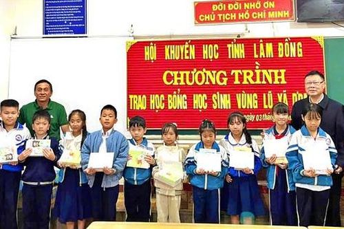 Hội Khuyến học tỉnh Lâm Đồng cùng đơn vị tài trợ trao 70 triệu quà, học bổng cho học sinh vùng lũ