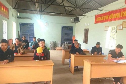 Xóm Bản Co tuyên truyền sử dụng Sổ tay đảng viên điện tử