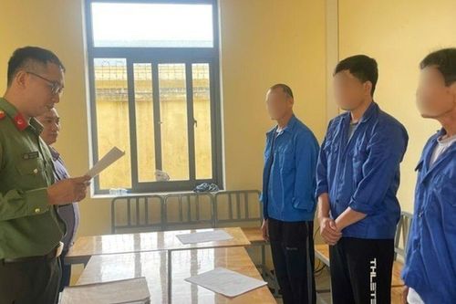 Khởi tố 3 đối tượng cưa bom lấy thuốc nổ đem bán