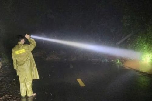 Lâm Đồng: Xuất hiện nhiều điểm sạt lở trên đèo Gia Bắc khiến hàng chục ô tô bị mắc kẹt