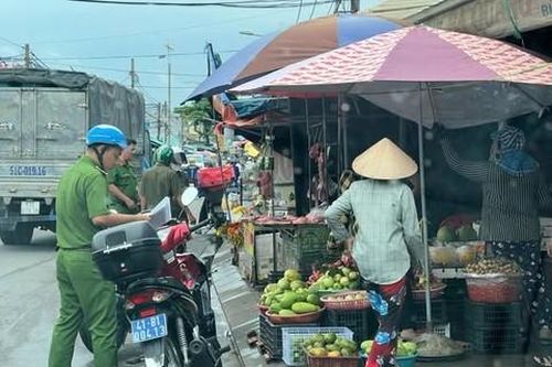 Công an xã Bình Chánh, TPHCM ra quân xử lý nạn lấn chiếm lòng, lề đường