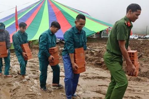 Quảng Ngãi: Huy động lực lượng giúp người dân vùng bão lũ dựng nhà mới