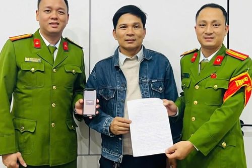 Tài khoản bất ngờ nhận số tiền lớn, người đàn ông đến bàn giao cho công an trong đêm