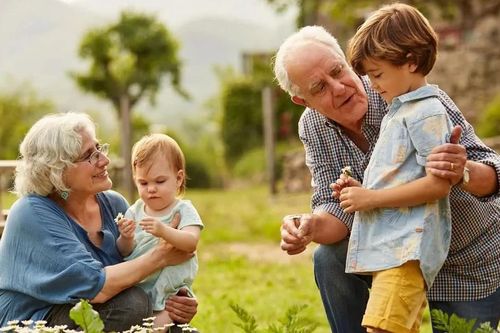 Ông bà chăm cháu: 3 thời điểm 'vàng' để rút lui, gia đình êm ấm, phúc khí vẹn toàn