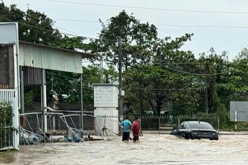 Nước lũ dâng hơn 2 mét, chia cắt Quốc lộ 1 và cuốn trôi tàu thuyền ở Lâm Đồng