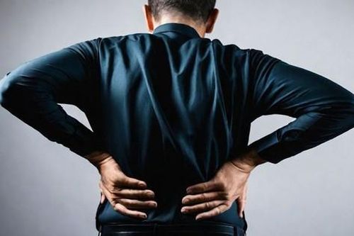 Đau vùng thắt lưng âm ỉ kéo dài, coi chừng viêm cột sống dính khớp