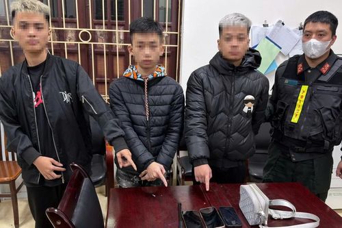 'Kẹp ba' diễu phố, ba thanh niên bị lực lượng 141 phát hiện mang theo 'vũ khí nóng'