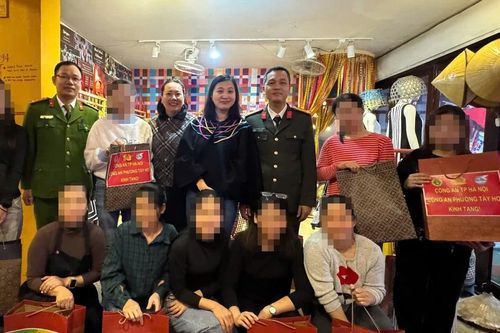 Công an phường Tây Hồ tặng quà, động viên người khuyết tật