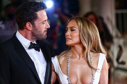 Jennifer Lopez xóa hình xăm đôi với chồng cũ