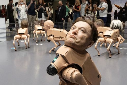 Chó robot mang mặt Elon Musk, Picasso gây náo loạn Art Basel