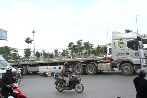 Tai nạn giao thông mới nhất 5/12/2025: va chạm với xe đầu kéo, người phụ nữ đi xe đạp điện tử vong