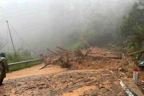 Giao thông Đà Lạt ảnh hưởng nghiêm trọng do hàng loạt điểm sạt lở sau mưa lớn