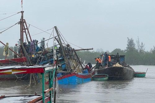 Cứu hộ tàu cá gặp sự cố khi neo đậu ở âu thuyền