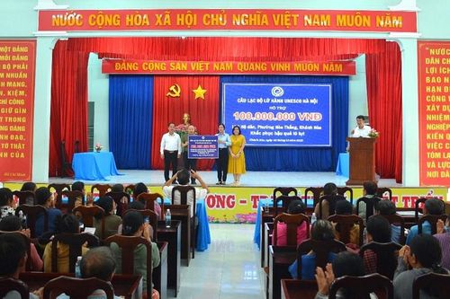 CLB Lữ hành UNESCO Hà Nội trao 200 triệu đồng hỗ trợ nhân dân vùng lũ Khánh Hòa