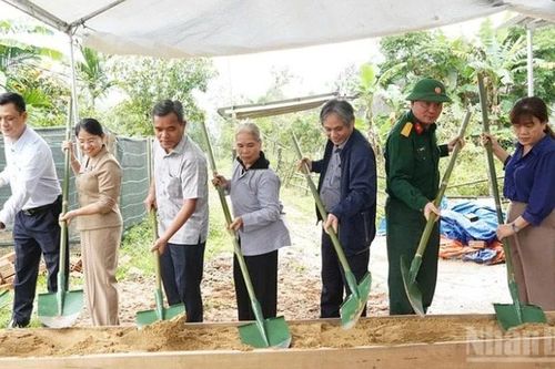 Bí thư Tỉnh ủy Quảng Ngãi yêu cầu sớm hoàn thành việc xây mới và sửa chữa nhà cho người dân vùng bão lũ