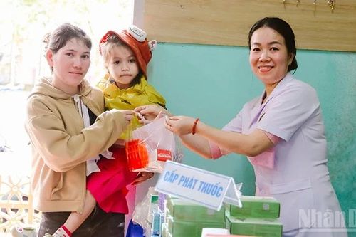 Khám và phát thuốc miễn phí cho người dân tại miền núi Đà Nẵng