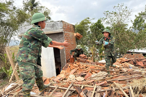 Thắm tình đồng đội nơi cơn lũ đi qua