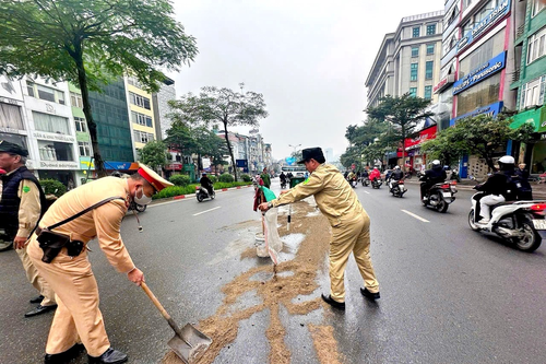 Xử lý vết dầu mỡ trơn trượt trên đường Xã Đàn (Hà Nội)
