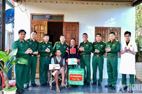 Bệnh viện Quân dân y 16 (Binh đoàn 16) khám bệnh, cấp thuốc, tặng quà nhân dân vùng biên