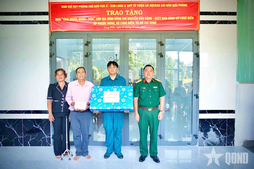 Bàn giao 'Nhà tình nghĩa quân dân' tặng chiến sĩ dân quân khó khăn