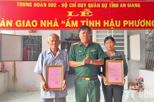Trung đoàn 892 (Bộ CHQS tỉnh An Giang) bàn giao nhà 'Ấm tình hậu phương'