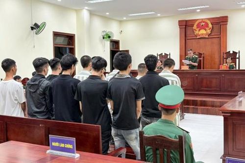 Xét xử 13 bị cáo gây rối trật tự công cộng