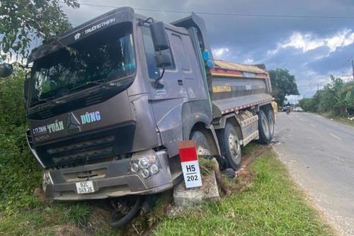 Xe tải tông xe mô-tô khiến nhiều người chết